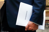 DEN HAAG. Ed Nijpels heeft het zojuist getekende exemplaar van het klimaatakkoord in zijn hand. Na maanden van intensief onderhandelen heeft het kabinet het Klimaatakkoord op 28 juni 2019 gepresenteerd.